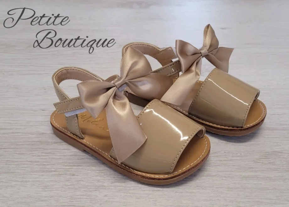 Camel bow sandals