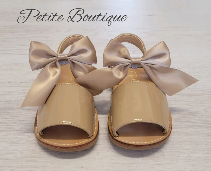 Camel bow sandals