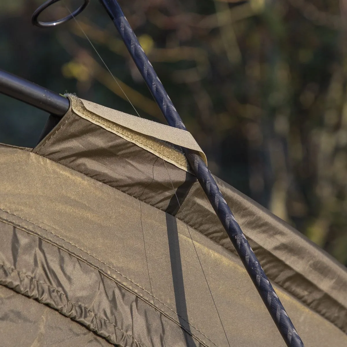 Dellonda Fishing Bivvy Carp Tent Lightweight 2-Man Waterproof & UV Protection Quick Assembly Pre-Threaded Poles with Ground Sheet & Heavy Duty Ground Pegs