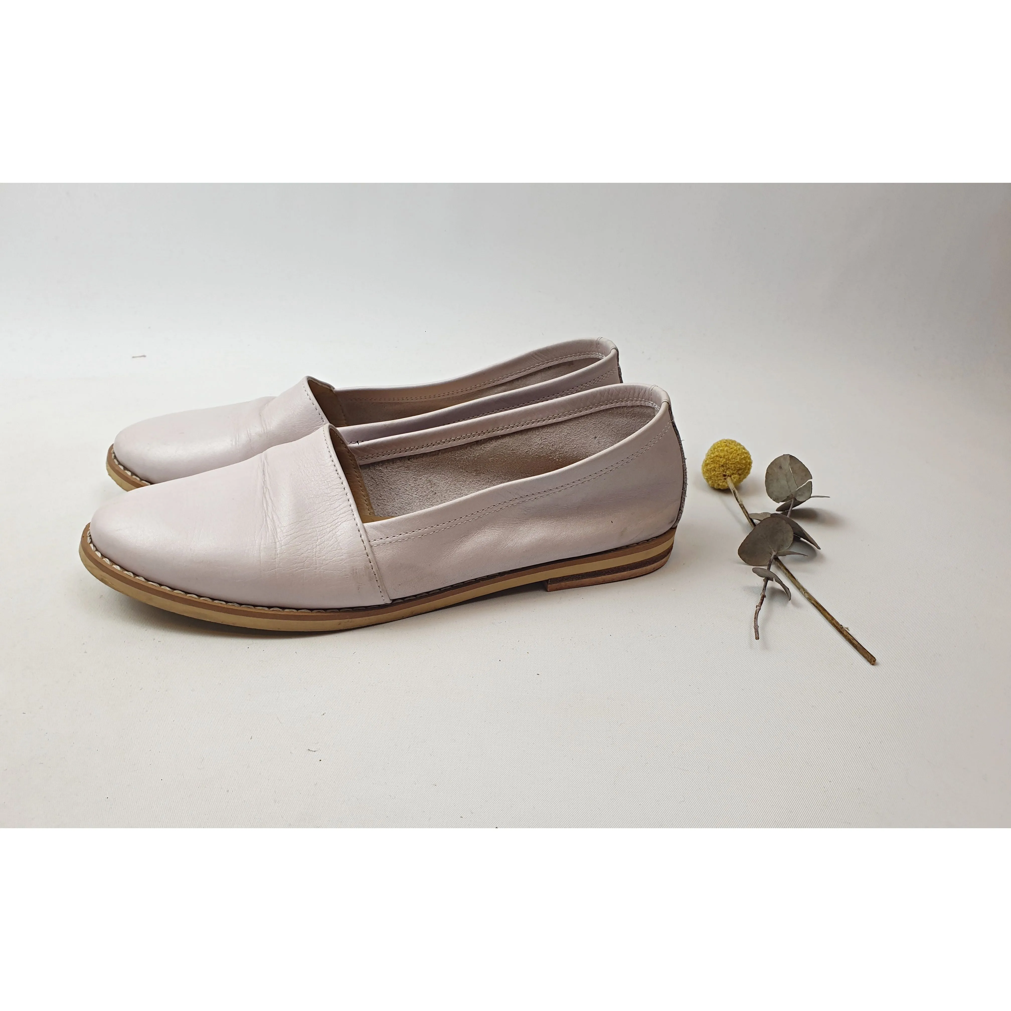 Kuwaii light opalescent pink leather flat slip on shoes size 38