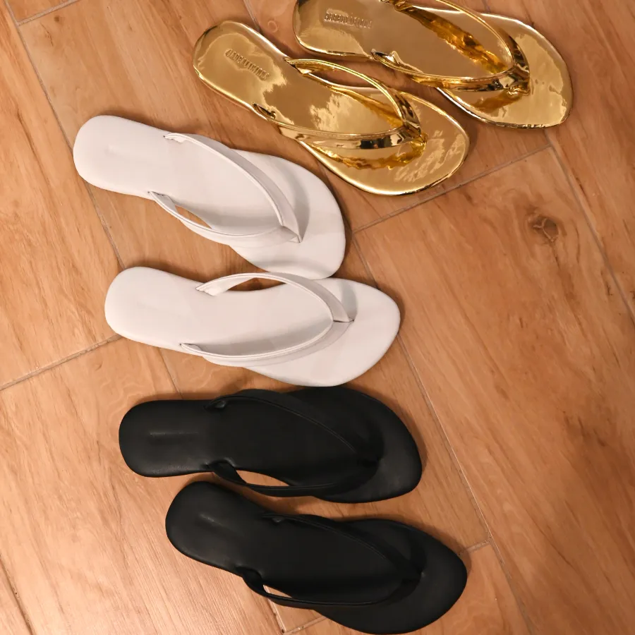 URBANA WHITE STREET-STYLE FLIP FLOPS